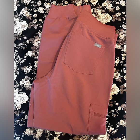 Figs Zamora 2.0 Jogger pants Color Mauve(PO#2073) Size (SMALL) - Picture 2 of 4